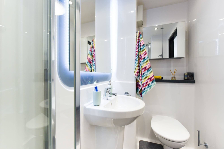 Bathroom, Student Only Swanston House, Belfast