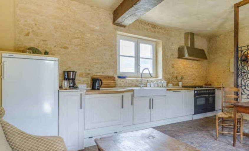 Private kitchen 2, Gites for 2 People at a Chateau With a Garden, Indre