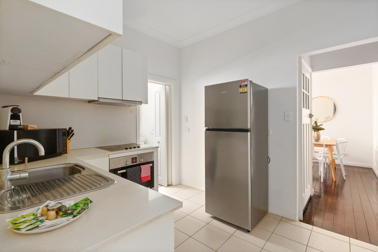 Private kitchen 5, Bright 3-bed Apartment Near Coogee Beach, Sydney