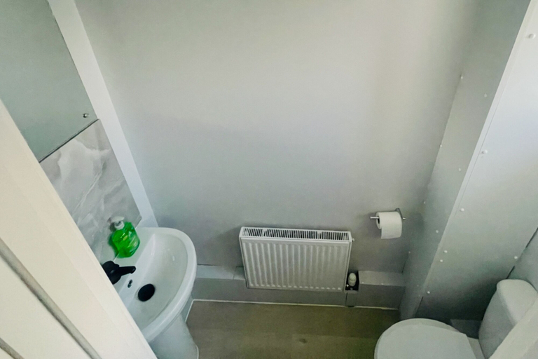 Bathroom 5, Corby- Split Level Apartment With 3 Bedrooms, Northamptonshire