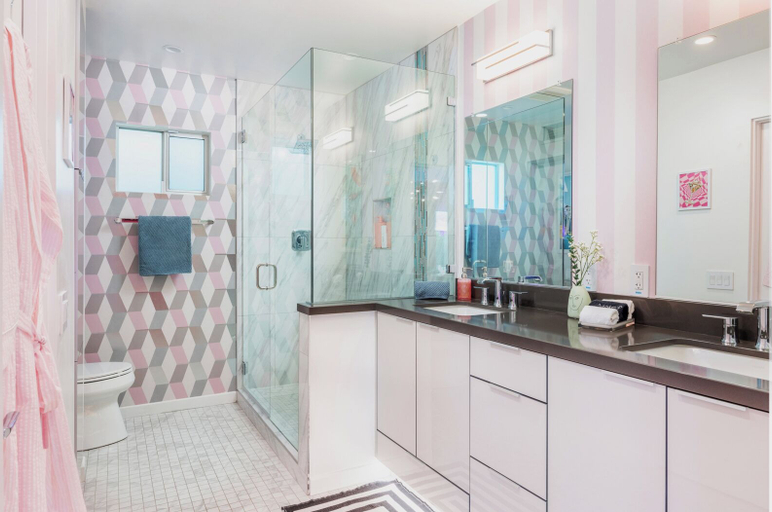 Bathroom 3, Via Escuela, Riverside