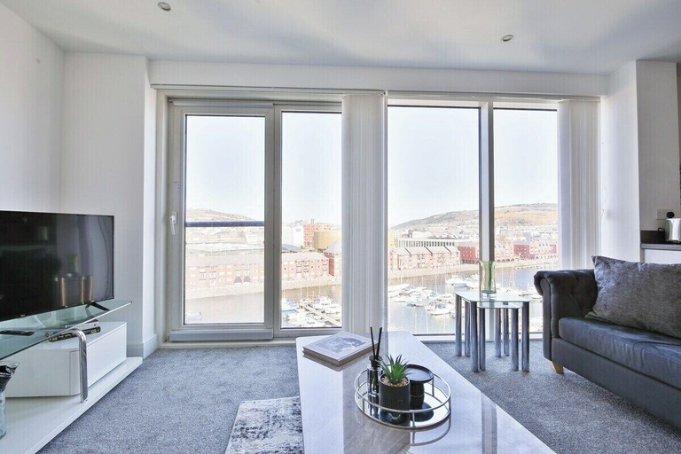 Living room 3, Just Stay Wales Beautiful 1 Bed Flat - Marina View, Swansea
