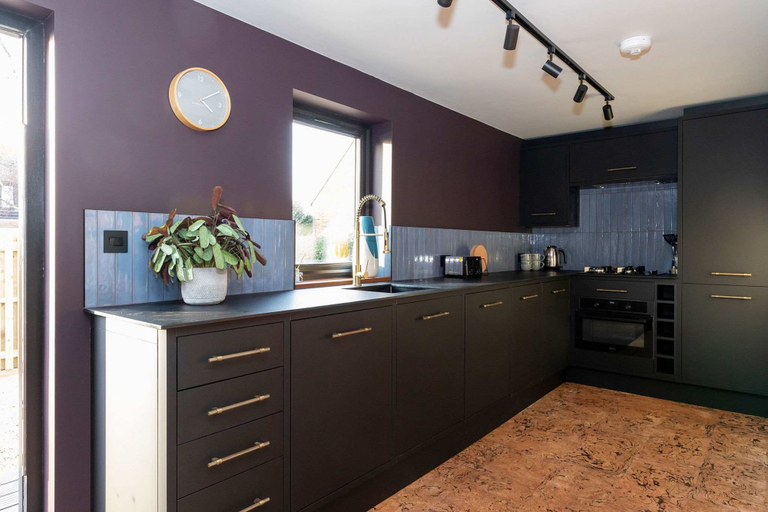 Room 2, Modern 2-bed Cabin Near West Wittering Beach, West Sussex