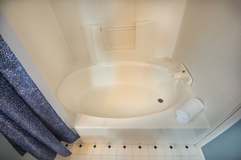 Bathroom 3, Rosenberg's Creekside Cabin, Mariposa