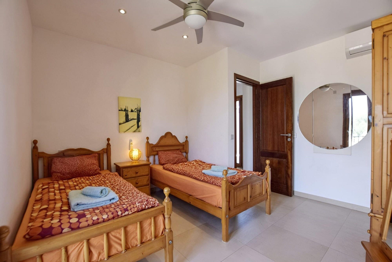 Room 3, Villa in Santanyi With Private Pool & BBQ, Baleares