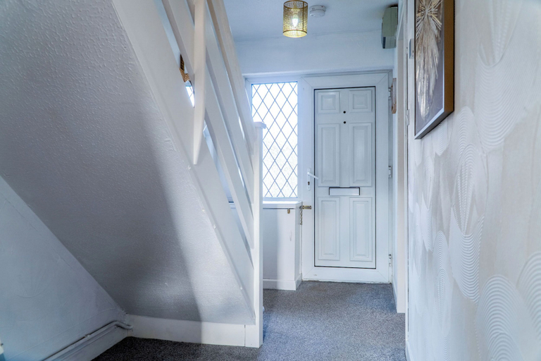 Interior entrance 5, Tyle Teg - 3 Bedroom Holiday Home - Clydach, Swansea