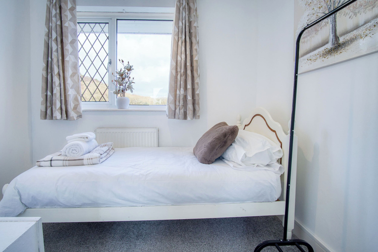Room 4, Tyle Teg - 3 Bedroom Holiday Home - Clydach, Swansea