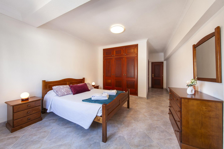 Room 2, W 01 - Bedroom 1 in Topside Luz Guesthouse, Lagos
