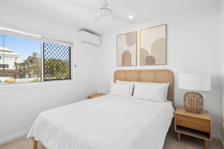 Room 3, Thirty-Nine Albatross, Gold Coast