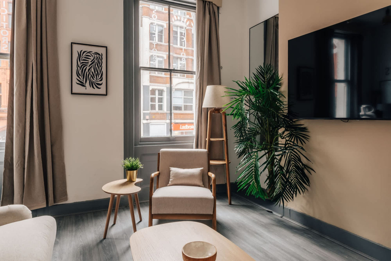 Others 3, Chic 2-bed City Apartment -old Street, London