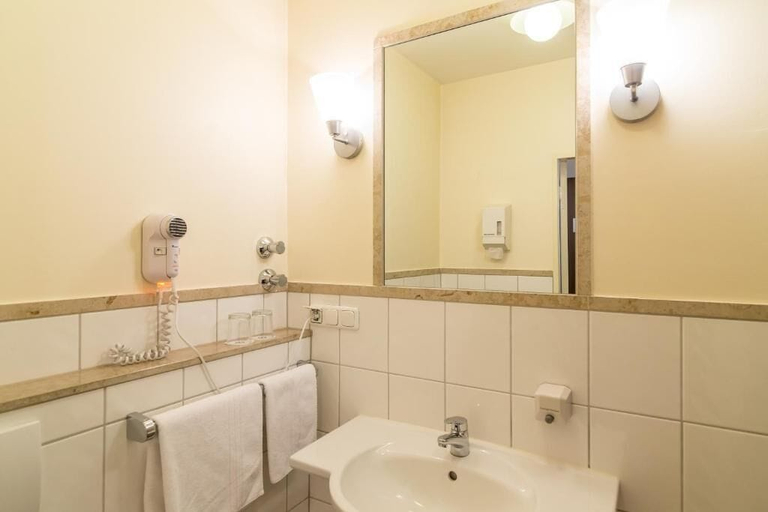 Bathroom 5, Hotel Klein, Frankfurt am Main