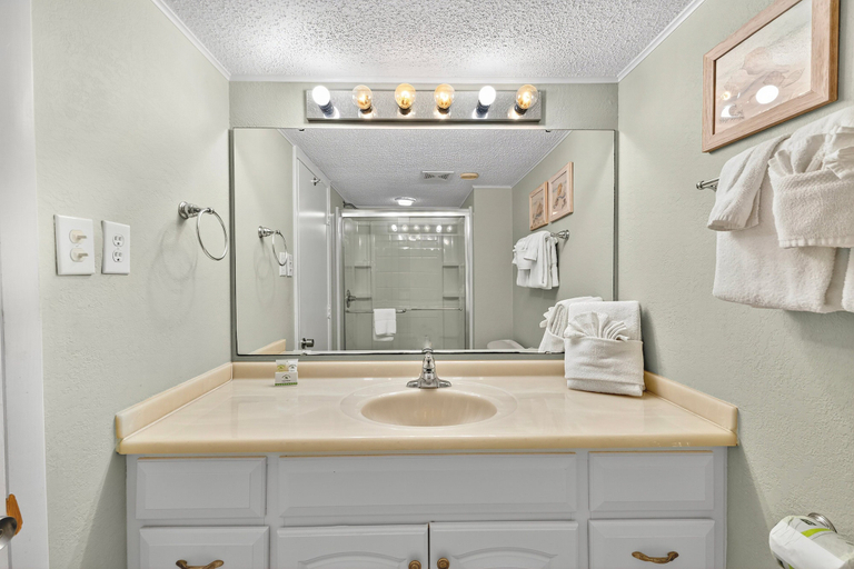 Bathroom 3, Brigadune 14D, Horry