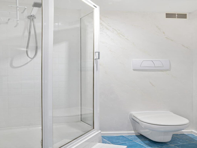 Bathroom 4, Bright CBD Apartment Close to Dining & Shopping, Melbourne