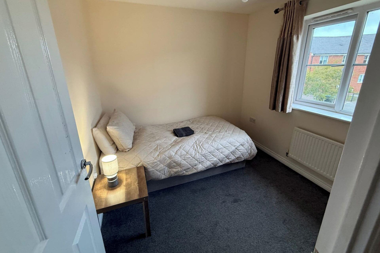 Room 5, 4 Bedroom House Sleeps 8 - Free Parking - Garden, Buckinghamshire