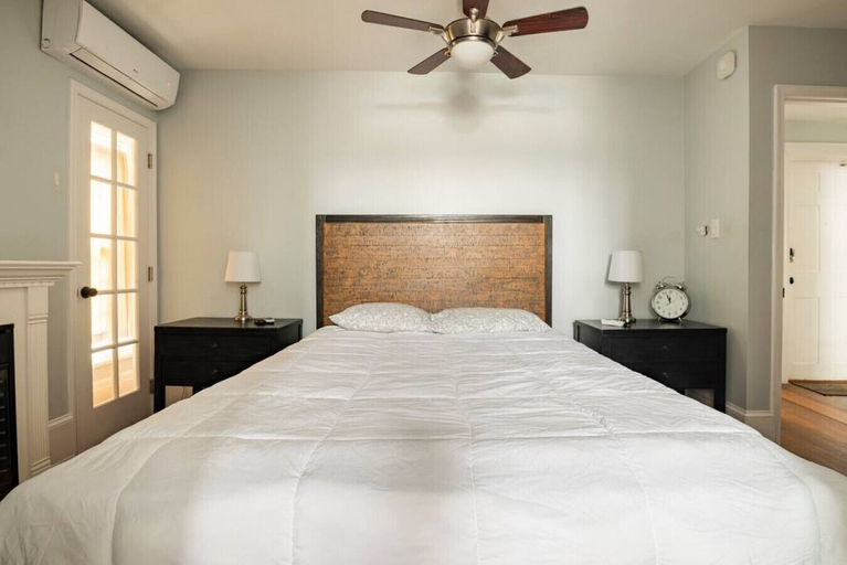 Interior 4, Charming Condo Historic Comfort Access, Washington