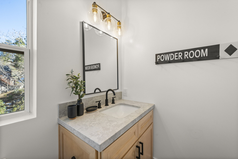 Bathroom 2, Skyline Summit Lodge, San Bernardino