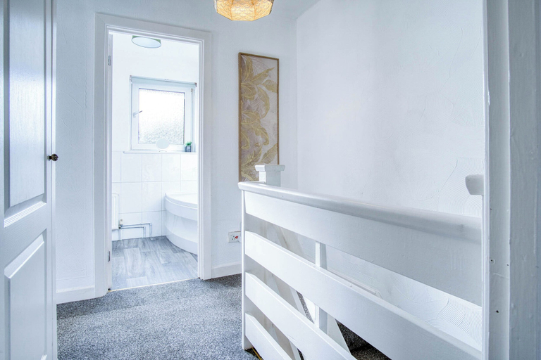 Hallway 3, Tyle Teg - 3 Bedroom Holiday Home - Clydach, Swansea