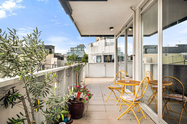 Balcony, Bright 2-bed Home With Secure Parking, Melbourne