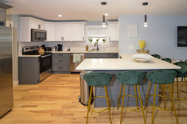 Interior 5, Lake Access 4 Bed 3 Bath HOT TUB, Middlesex