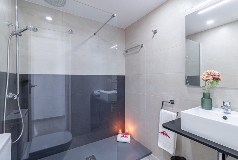 Bathroom 3, Beachfront Apartment in Empuriabrava with Sea Views, Girona