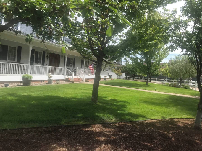 Room 2, The Orchard Suite in Shady Cove, Jackson