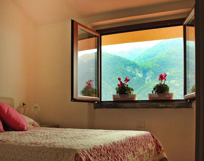 Room 3, Apartment by Lake Como with Stunning Views, Como