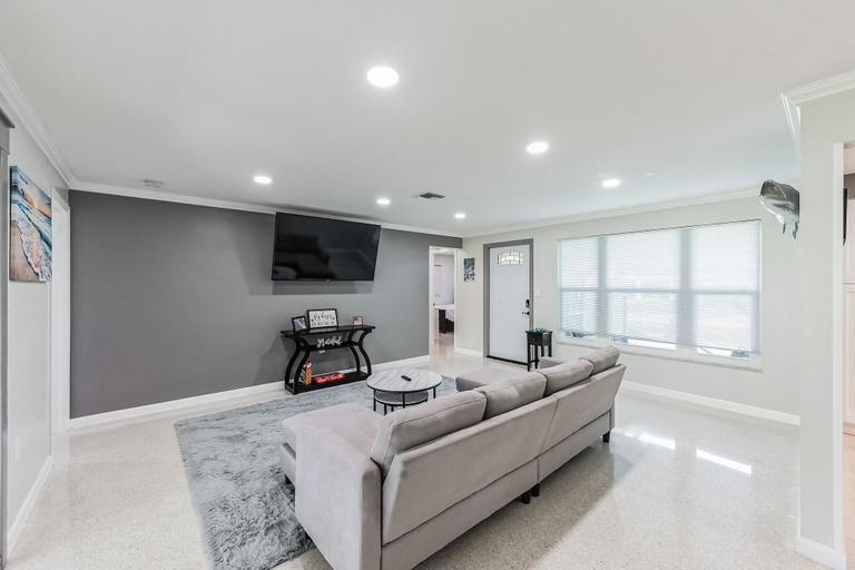 Interior 5, 4544 Auburn Ave, Lee