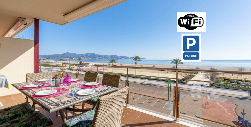 Outdoor dining 5, Beachfront Apartment in Empuriabrava with Sea Views, Girona