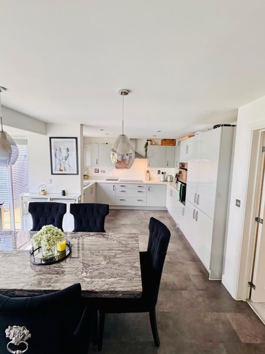Room 5, Luxurious Majestic 4 Bedroom- Free Parking, Kent