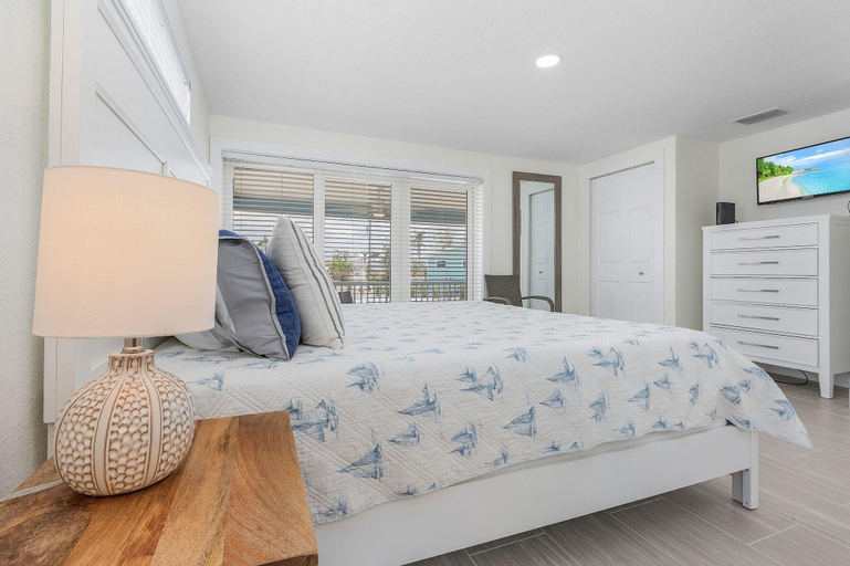 Bedroom 3, Blue Oasis, Lee