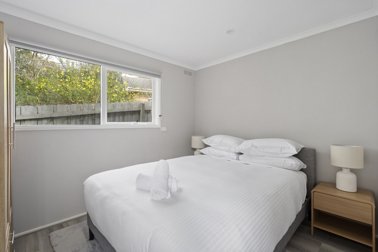 Room 5, Family Retreat With Fireplace and Garden Views, Melbourne