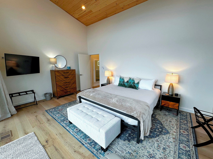 Interior 2, 1A Maple Lodge, Grafton
