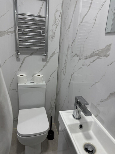 Bathroom 3, Old Ridgeway Hotel, London