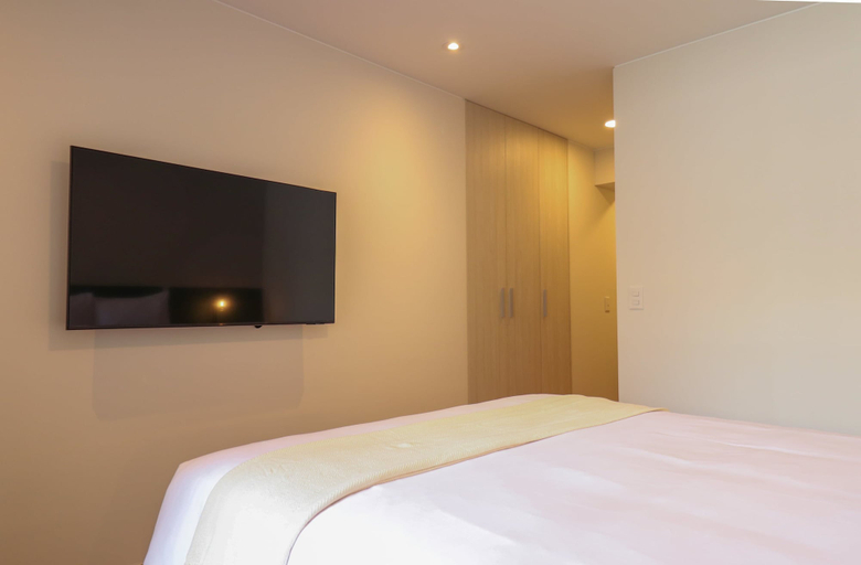 Room 4, w Group-friendly 3BR w Balcony in Miraflores, Lima