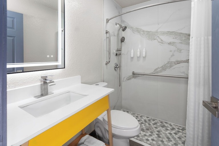 Bathroom 4, Days Inn by Wyndham Waukegan, Lake