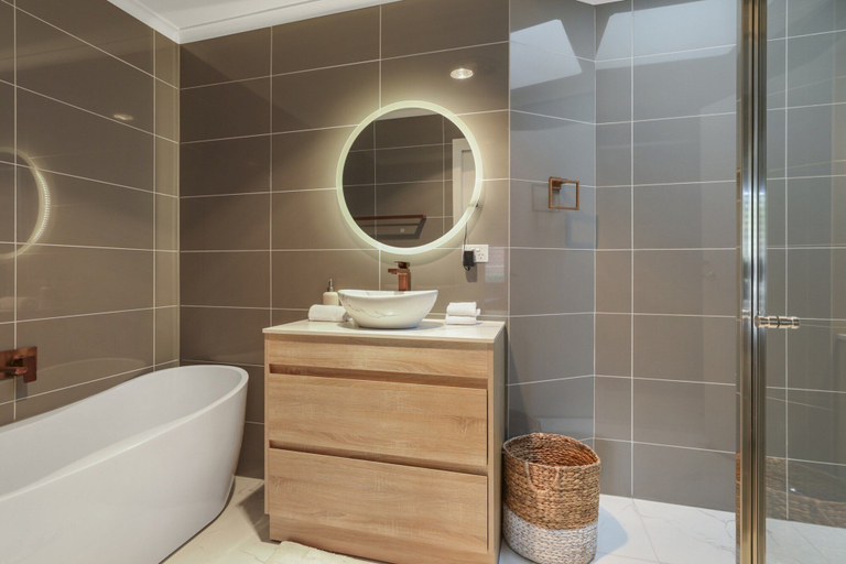 Bathroom, Spacious 3-bed Home With Garden in Preston, Melbourne