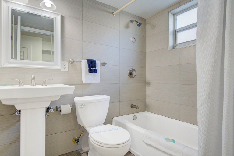 Bathroom 4, Leeward Motel By Capital O North Miami Beachside, Miami-Dade