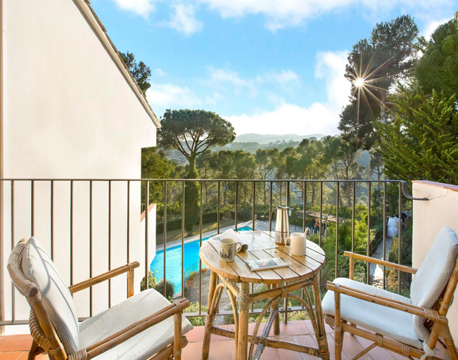 Balcony 3, Apartment With Shared Pool for 4 People, Girona