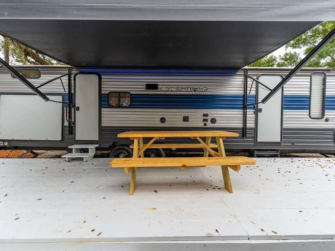 Room 3, RV in Tampa Great Location Cost pet Friendly, Hillsborough