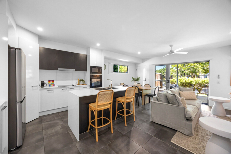 Private kitchen 2, Bright 3-bed Home With Private Courtyard, Caloundra - Kawana