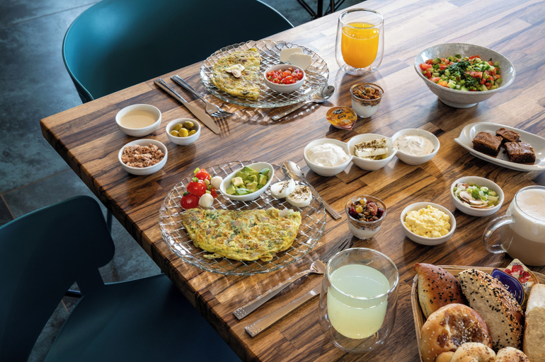 Food & Drinks 5, Naomi Boutique Suites