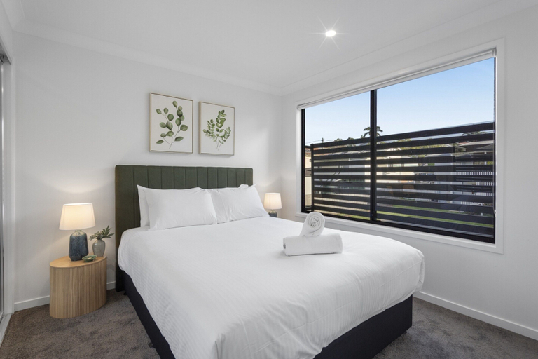 Room 2, Family Retreat With Garage and Outdoor BBQ, Greenslopes