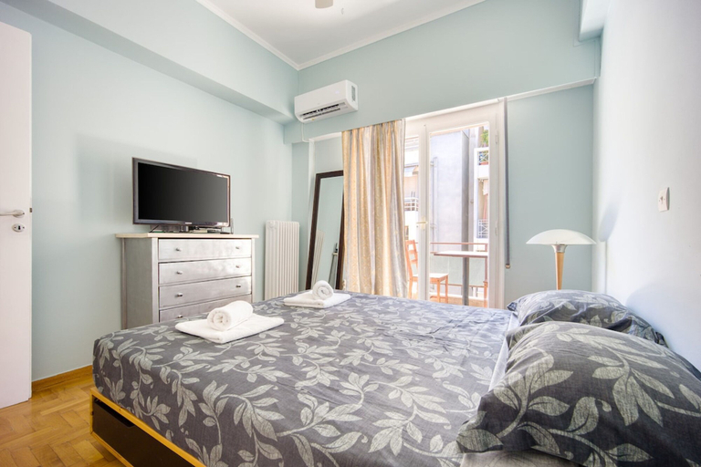 Room 5, Sunny 1-bedroom Apt 10 Min Walk to Acropolis, Attica