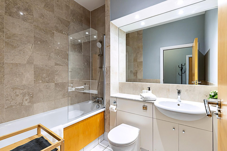 Bathroom 4, Bright and Stylish Riverside Haven in Canary Wharf, London