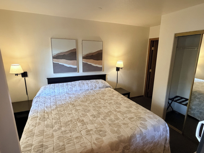 Bedroom 3, Manor Suites, Clark