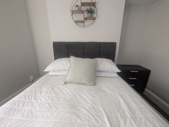 Room 3, Comfortable 3 Bedroom House With Easy City Access, Swansea