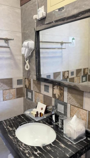 Bathroom 5, Seaview Hotel, Umluj