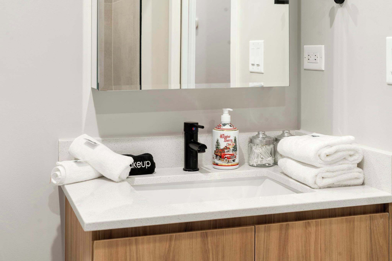 Room 2, Edgewater Modern 2BR Steps to Lake City Views, Cook