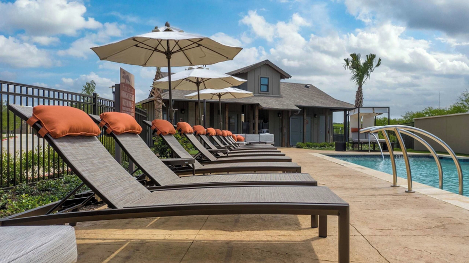 Sport & Beauty 2, Westpointe Drive Apartments by Landing, Comal