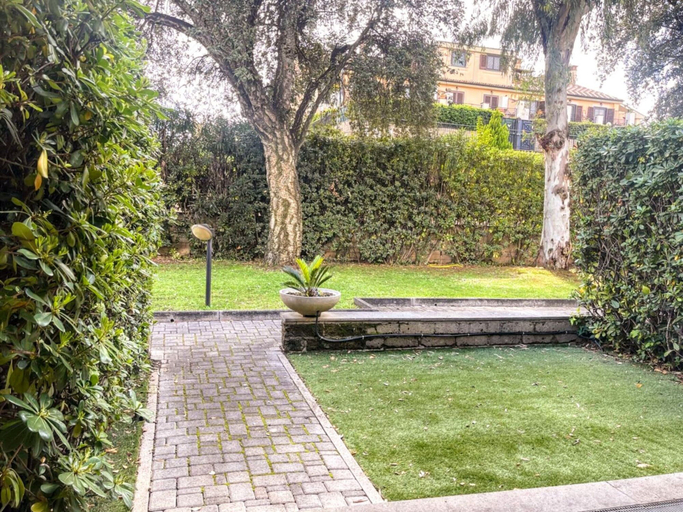 Garden 2, Tranquil Retreat Near Rome for 4, Roma